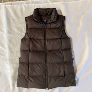 GAP Women’s Outdoor Puff Vest. Zippered closure. Pockets. Size S. Black.